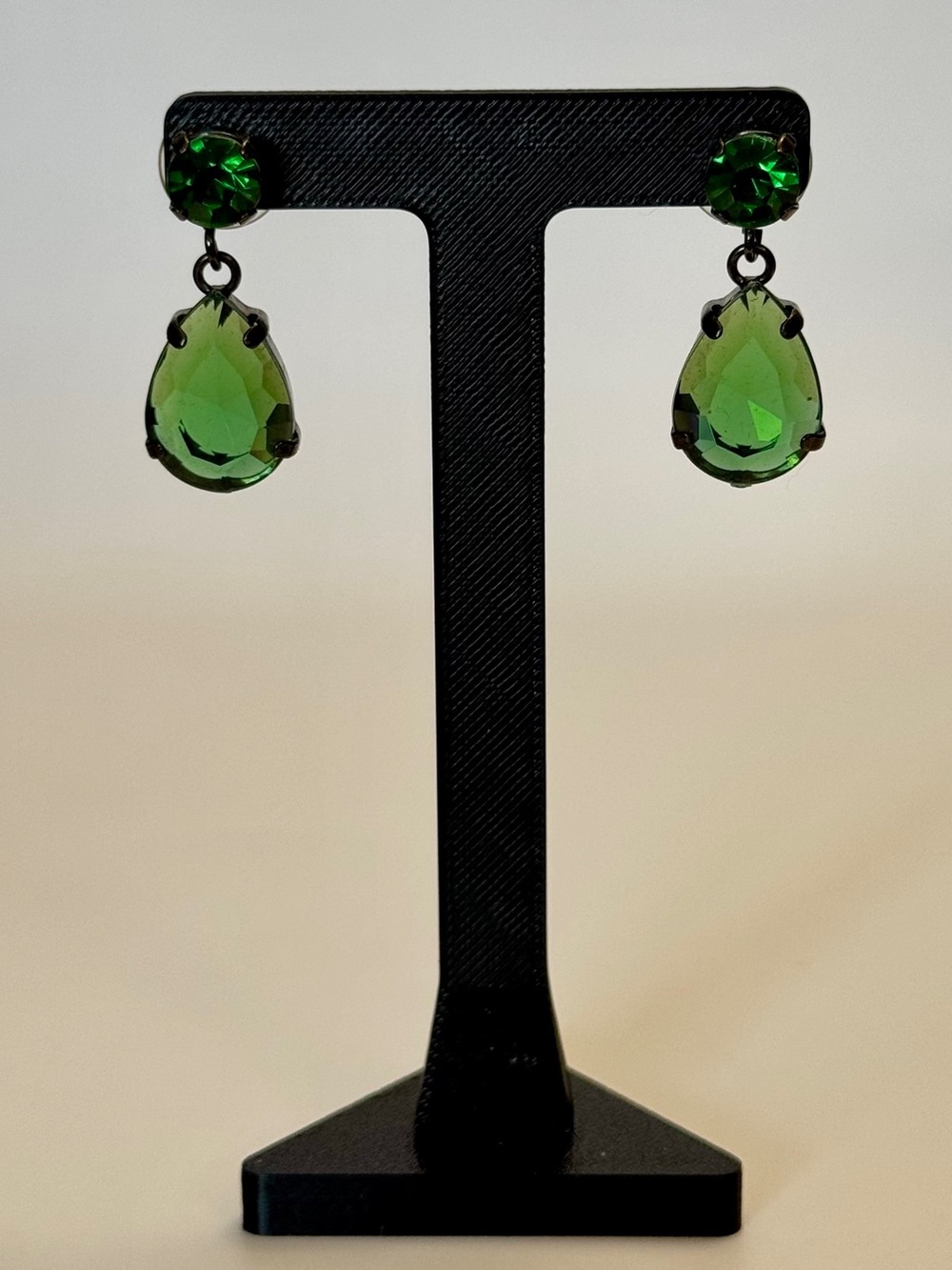 Vintage Emerald Green Rhinestone Teardrop Dangle Earrings Gunmetal Estate - Picture 3 of 5